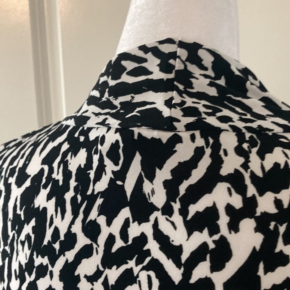 Chico’s 3 XL blouse black and white v-neck 3/4 sleeves - Picture 9 of 12